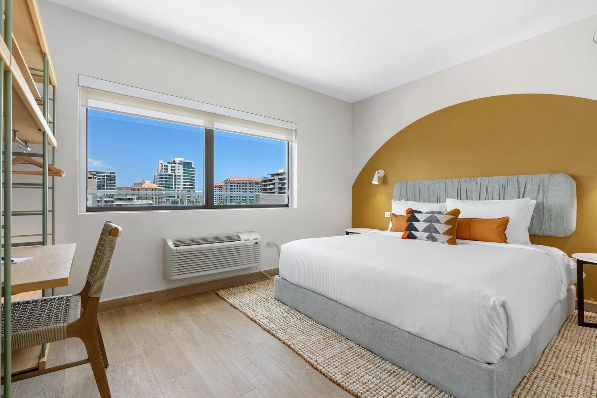 Hibird- And Apartahotel
